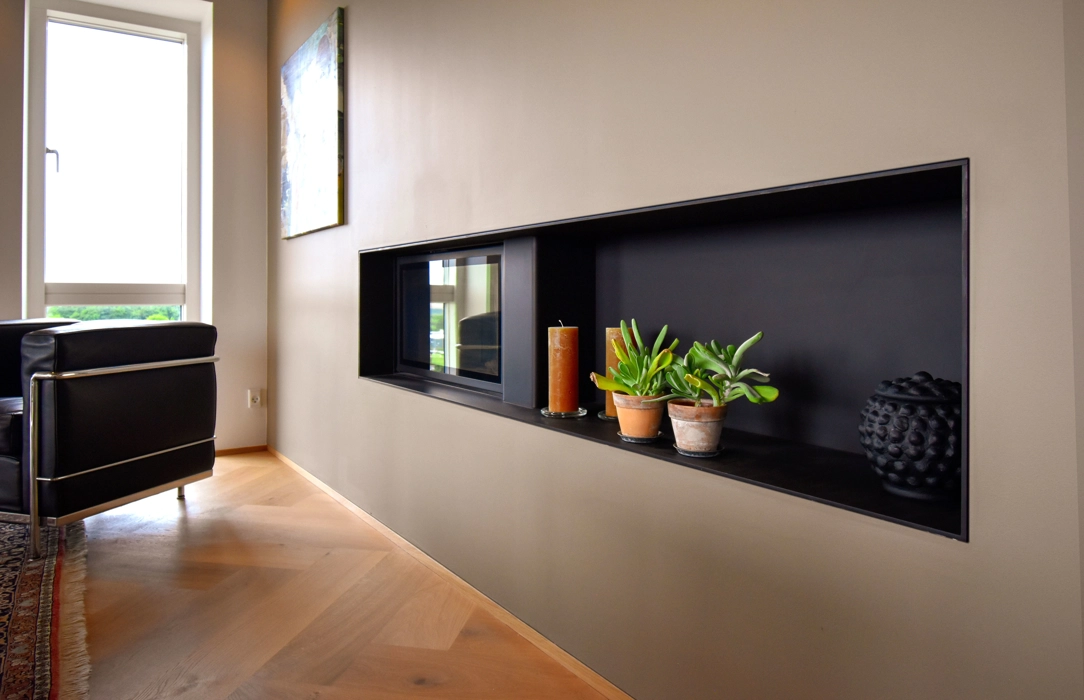 Pejs indbygget i væg med speciallavet møbel fra snedkeri i Århus, Snedkermøbel med indbygget pejs er lavet i sort stål