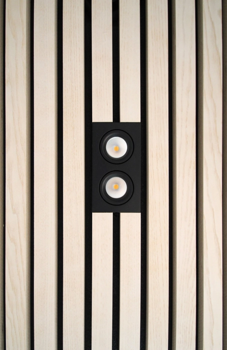 Sorte spots i listeloft monteret med Bygholm Wood-Click