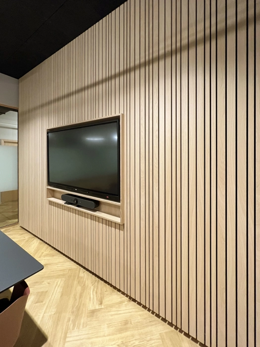 tv indbygget i væg med træ lister egetræ, professionelle eksklusive akustikløsninger til erhverv og private