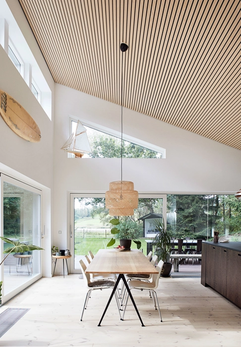 Akustik loft i asketræ giver et fantastisk og smukt rum og indeklima, god løsning til akustik loft ved højt til loftet