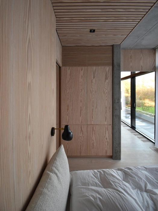 Douglas listeloft integreret med paneler og skabe i smuk harmoni, indretning med listeloft i træ
