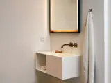 corian toilet møbel med spejl i røget eg lavet på mål