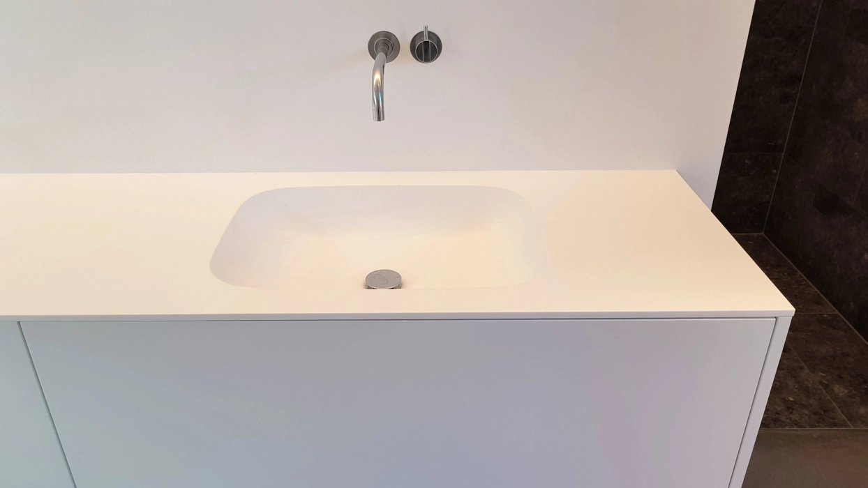 Designet badmøbel fra snedkeri er håndlavet med Corian bordplade med fuldlimet Corianvask