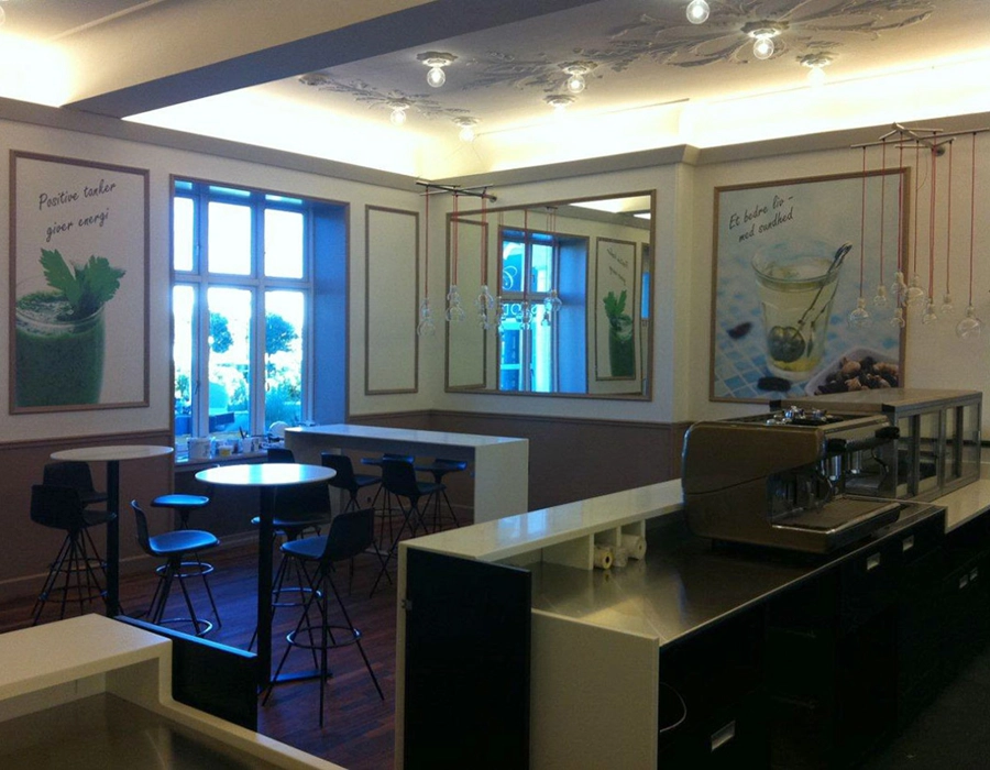 indretning med cafedisk udført i Corian med integreret LED logo