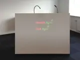 Talerstol udført i Hvid Dupont Corian med integreret logo, talerstolen er udført med integreret touch skærm.