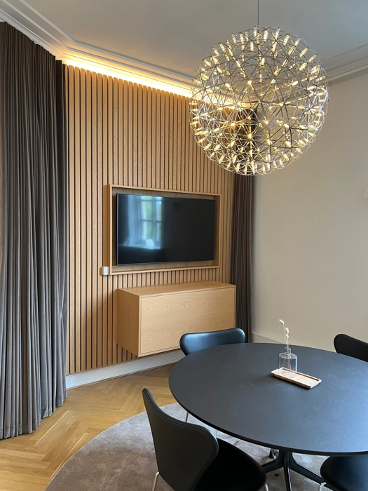 Inspiration til indretning af mødelokale med eksklusiv vægbeklædning med lister i egetræ