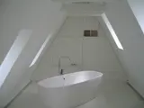 Eksklusivt special fremstillet badeværelsesmøbel i hvid og Corian 