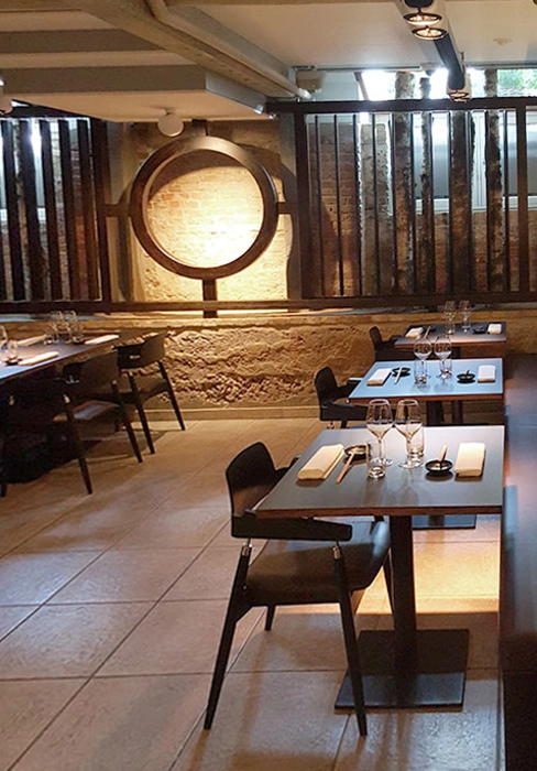 Stil og renlighed er gennemgående i denne restaurant, som skaber de perfekte rammer for både gæster og personale.