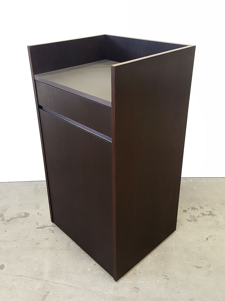 Talerstol i enkelt design, udført i røget eg med linoleum bordplade